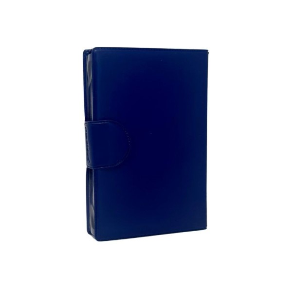 Pilulier hebdomadaire dans sa pochette bleu saphir