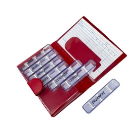 Pilulier hebdomadaire dans sa pochette rouge