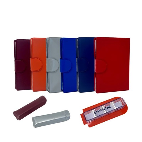 Pilulier hebdomadaire dans sa pochette rouge