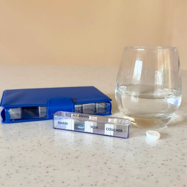 Pilulier hebdomadaire dans sa pochette bleue