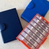 Pilulier hebdomadaire dans sa pochette bleu saphir