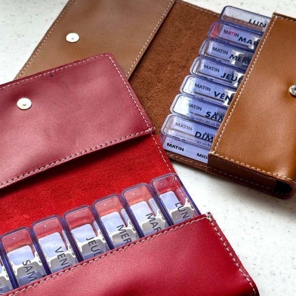 Pilulier hebdo et pochette en cuir rouge