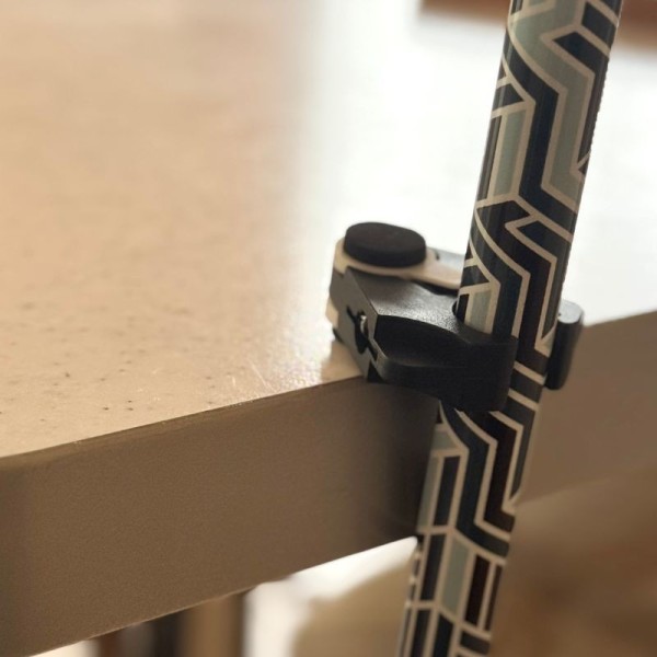 Accroche-canne, support clipsable pour poser sa canne